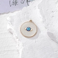 Dettaglio macro del ciondolo occhio smaltato su pietra bianca con passante dorato - Stile Occhio Bianco Perla (A)