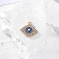 Dettaglio del ciondolo malocchio dorato con cristalli blu per la creazione di gioielli - Tondo Pieno Strass Occhio Blu (N83)