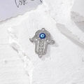 Dettaglio del ciondolo Mano di Fatima in argento con occhio blu e zirconi scintillanti - Argento Pavé Strass (L)