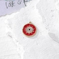 Dettaglio del ciondolo occhio del diavolo in smalto rosso con placcatura in oro e zirconi - Stile Motivo Sole Smalto Rosso (D)