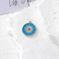 Dettaglio macro del ciondolo Occhio di Allah in smalto con zirconi e motivo solare - Stile Smalto Tricolore (E)