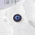 Dettaglio del ciondolo occhio turco con cristalli blu e finitura oro su pietra - Stile Anello Nero Blu Scuro (M)