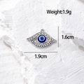 Dettaglio macro del ciondolo malocchio con strass di cristallo su sfondo di pietra bianca - Argento Pieno Strass Ovale (AN183)