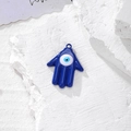 Dettaglio del ciondolo Mano di Fatima blu con simbolo dell'occhio su pietra ruvida - Blu Scuro Gocciolamento d'Olio (R)