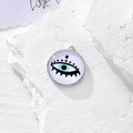Dettaglio macro del ciondolo rotondo Evil Eye in argento su una pietra bianca materica - Stile Base Bianca con Ciglia (C)