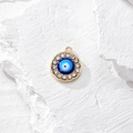 Dettaglio del ciondolo malocchio dorato con strass blu brillanti per gioielli - Cuore Pieno Strass Occhio Blu (C647)