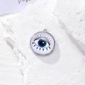 Vista macro di un ciondolo circolare con occhio blu su pietra per gioielli DIY - Stile Ciglia Radianti (D)