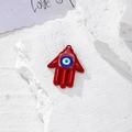 Dettaglio del ciondolo Mano di Fatima rosso con occhio di Allah su base di pietra bianca - Rosso Gocciolamento d'Olio (Z)