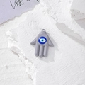 Dettaglio macro del ciondolo Mano di Fatima con l'occhio per la creazione di gioielli - Grigio Verniciato (K)