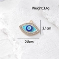 Vista macro del ciondolo a cuore malocchio con dimensioni 2,1cm x 2,8cm e peso di 3,4g - Occhio in Strass Oro (K Oro_AN196)