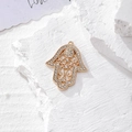 Vista macro del ciondolo Mano di Fatima dorato con strass e dettagli traforati - Oro Cavo Strass (B)