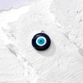 Ciondolo malocchio smaltato blu scuro con bordo argentato su pietra bianca strutturata - Forma Tonda Argento (O)