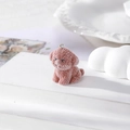 Makroaufnahme eines rosa beflockten Teddyhund-Anhängers mit silberner Metallöse - Rosa (C Geschlossene Augen)