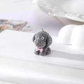 Dettaglio del ciondolo a forma di cane teddy floccato grigio con fiocco rosa e anello - Grigio Scuro (E Cane Grigio con Fiocco Rosa)