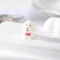 Dettaglio macro del ciondolo a forma di cucciolo bianco floccato con fiocco rosso DIY - Bianco (G Cane Bianco)