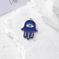 Dettaglio macro del ciondolo Mano di Fatima in smalto blu con occhio e strass - Blu Scuro Bordo Argento Strass (P)