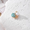 Makroaufnahme von blauem Emaille-Muschel-Anhänger mit Perle und Seestern für DIY-Schmuck - Muschel