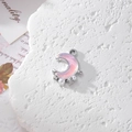 Details von silbernem Mondanhänger mit rosa Verlauf, Perlen und kleinen Strasssteinen - Rosa Mond