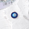 Ciondolo tondo Evil Eye dorato con cristalli blu scuro su superficie di pietra bianca - Stile Strass Blu Bordo Oro (P)