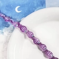 Dettaglio macro di perline di vetro viola a forma di pesce con strisce per gioielli DIY - Stile pesce viola trasparente (J)