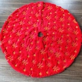Detalle del faldón de árbol de Navidad en felpa roja con copos de nieve en lentejuelas - 78cm / Rojo Lentejuelas Dorado