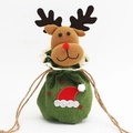 Detail der grünen Jutesack-Weihnachtstüte mit Plüsch-Rentierkopf und Kordelzugband - Elch