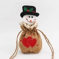 Detail der Weihnachtsgeschenktüte aus Jute mit 3D-Schneemann, Spitze und Kordelzug - Schneemann