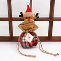 Weihnachts-Geschenkbeutel Rentier mit rotem Karomuster und Kordelzug im Holzregal - Rentier
