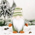 Gnomo de Navidad de peluche tejido en color verde en un entorno de bosque invernal nevado - Tipo A (Gorro de Punto a Rayas)