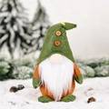 Gnomo de Navidad de peluche con gorro verde y barba blanca larga en un escenario de nieve - Tipo B (Gorro Verde con Botones)