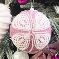 Roze 10cm kerstbal met glitters, wit kantborduurwerk en parels op een besneeuwde tak - 10cm / Roze Stijl 3