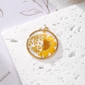 Daisy flower resin pendant with gold alloy frame and real botanical inclusions - Yellow