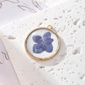 Pendentif rond fait main en résine avec fleur d'hortensia violette et cadre doré - Violet Bleu Foncé