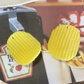 Pendentif chips de pommes de terre en PVC jaune avec trou pour bijoux artisanaux - Croustille Ondulée