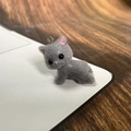 Vue détaillée d'un pendentif chaton 3D gris floqué avec texture de fourrure réaliste - Gris