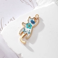 Katzenanhänger aus Legierung mit blauen Trockenblumen und Perle auf Steinuntergrund - Blaue Katze Mit Perle