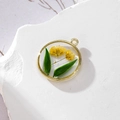 Ciondolo margherita rotondo in resina fatto a mano con fiori secchi e cornice in lega d'oro - 1 AE111