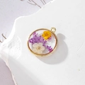 Ciondolo rotondo in resina dorata con fiori secchi viola e gialli per gioielli fai-da-te - 2 AE111
