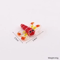 Detailansicht eines roten Glas-Libellenanhängers in Rot mit Maßangaben 3,4 cm und 2,5 cm - Libelle (C17) / Rote Libelle