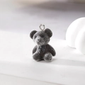 Makroaufnahme grauer beflockter Bärenanhänger mit Silberring für DIY-Schmuck - Grauer Bär Mit Schleife