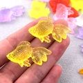 Macro di ciondoli a forma di pesce rosso in resina traslucida colorata con glitter per DIY - Pesce giallo