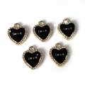 Detalle de dijes de corazón en esmalte negro con letras Love doradas y borde perlado - Corazón negro