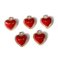 Detalle de cinco colgantes de corazón en esmalte rojo con letras Love doradas y borde ondulado - Corazón Rojo