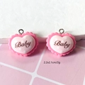 Detailweergave van roze hartvormige hars hangers met Baby tekst voor DIY sieraden maken - Hart Met Baby Tekst Stijl