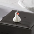 Makroaufnahme von weißem beflocktem Schwan-Anhänger mit Maßen 3.1cm und Silberring-Clip - Schwanenform