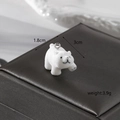 Detailansicht weißer beflockter Eisbär Anhänger Größe 3cm x 1,8cm Gewicht 3,9g - Laufender Eisbär-Stil