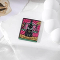 Makroansicht der quadratischen Katzen-Tarot-Emaille-Anstecknadel mit schwarzem Katzenmotiv - Waage Katze