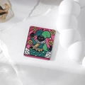 Nahaufnahme eines bunten Joker-Acryl-Tarot-Anhängers auf einem weißen Steinuntergrund - Clown-Katze
