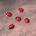 Détail de cinq pendentifs coccinelle en émail rouge avec crochets en métal doré - C322 / Style Doré