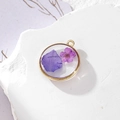 Ciondolo circolare in lega dorata con veri fiori secchi viola per creazione di gioielli - 12 GH59